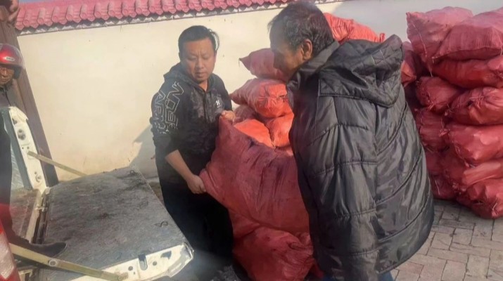 集團駐村工作隊開展“寒冬送溫暖，關愛暖人心”慰問活動